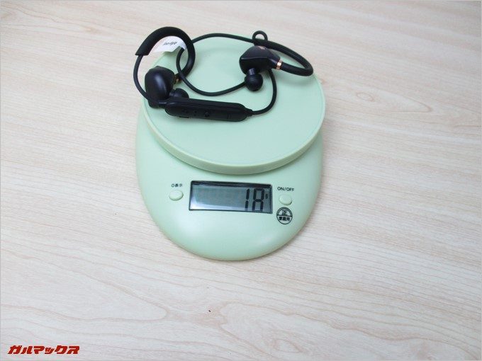 耳フック付きで18gは軽いです。