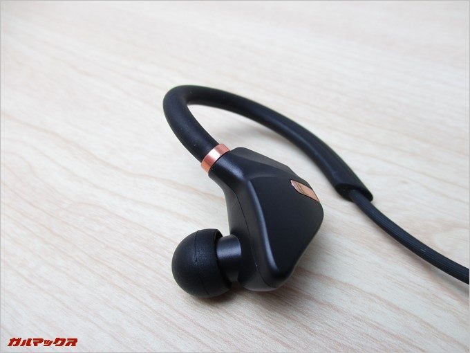 ブラックカラーに差し色でゴールドの配色はお上品な感じすらする。