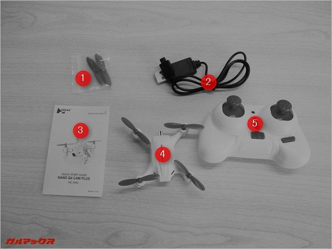 同梱物は本体、コントローラー、充電ケーブル、説明書、スペアのプロペラ