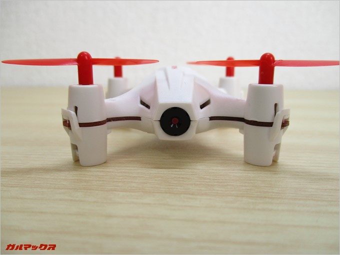 本体は小さいですがカメラも備わっています。