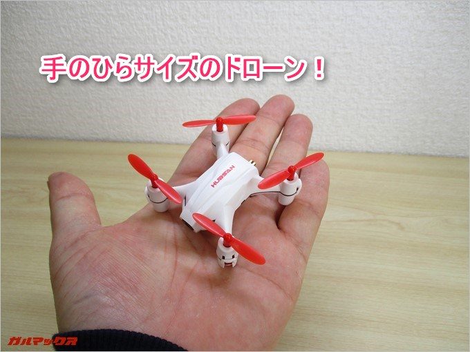 「NANO Q4 CAM PLUS H002」のサイズは手のひらに乗るくらいコンパクトです。