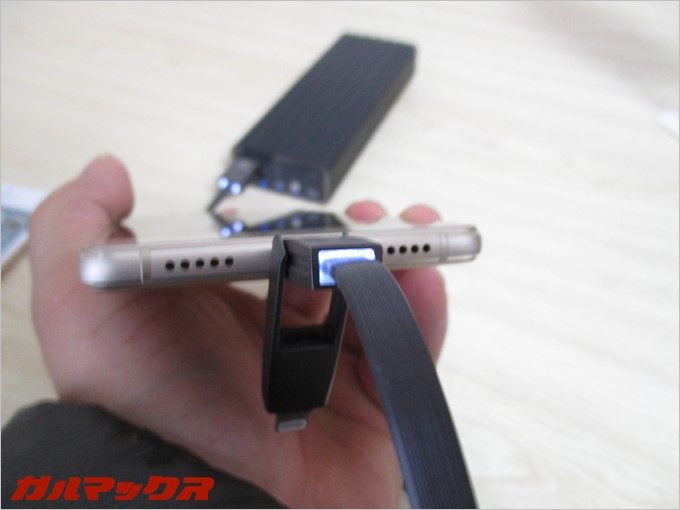 充電時はホワイトに光ります。