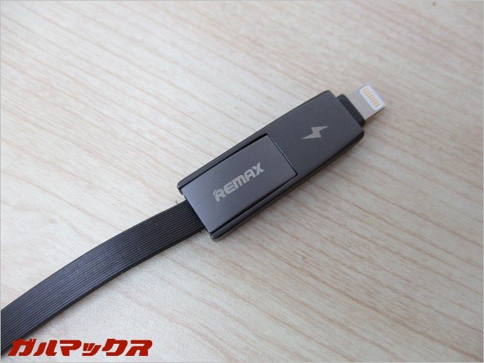 ケーブルの両先端は金属パーツ。