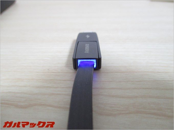 通電時はブルーに光ります。