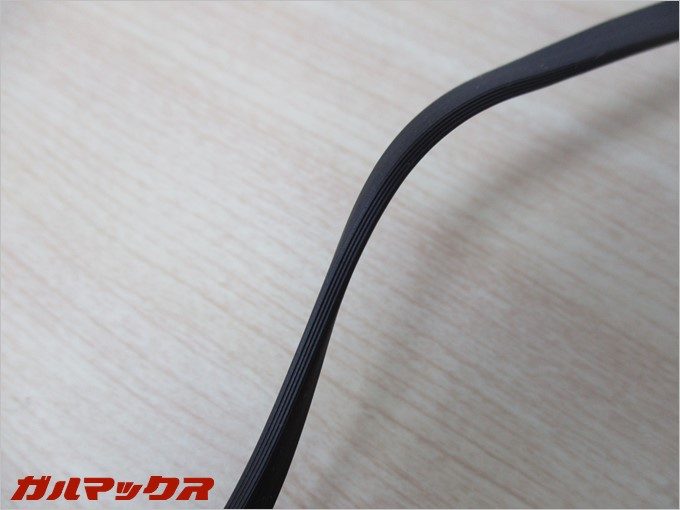 頑丈な平型の高耐久ケーブルを採用しています。