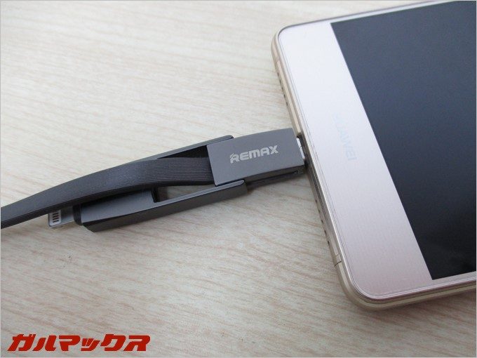 Android端末にMicroUSBを挿しています。