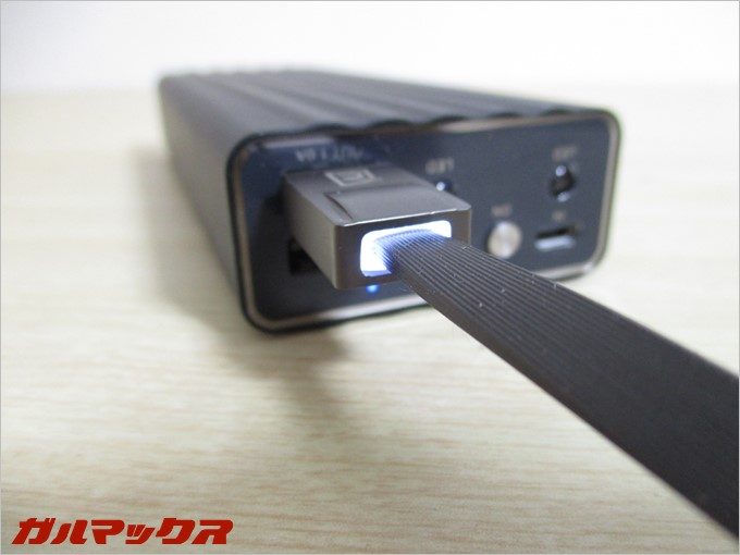 ケーブルの両端が光ります。