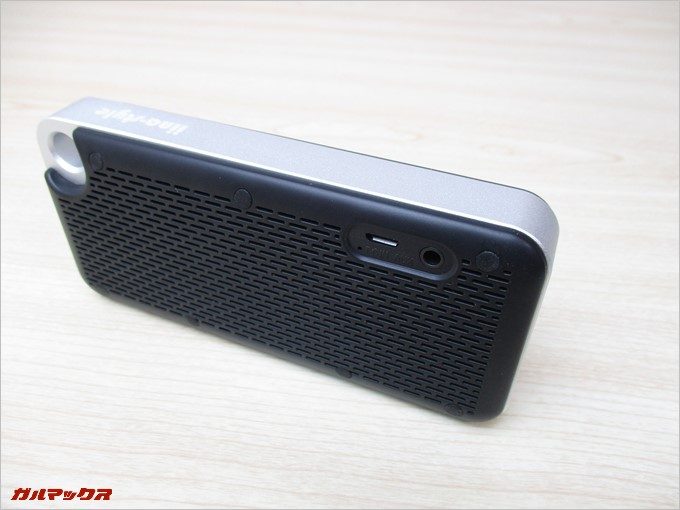 本体裏側に充電端子などが備わっています。