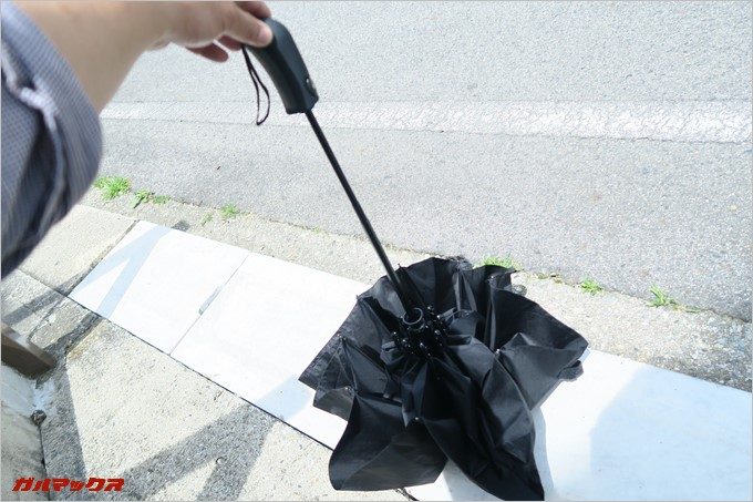 地面に傘の先端をつけて。。。。