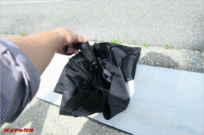 グッと押し込むと簡単に収納出来ます。