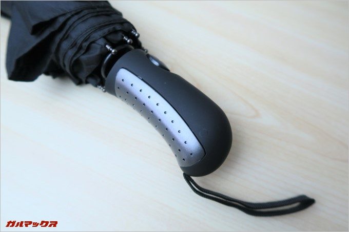 カーブ形状の大型グリップを搭載