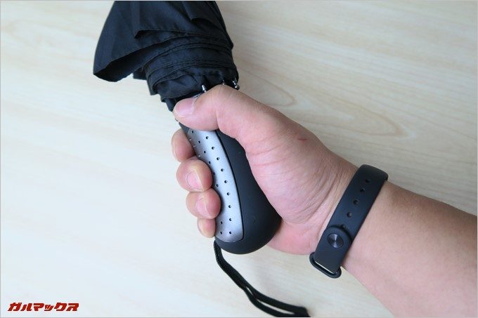 Tquens H100 Umbrellaのグリップは大型で握りやすい!