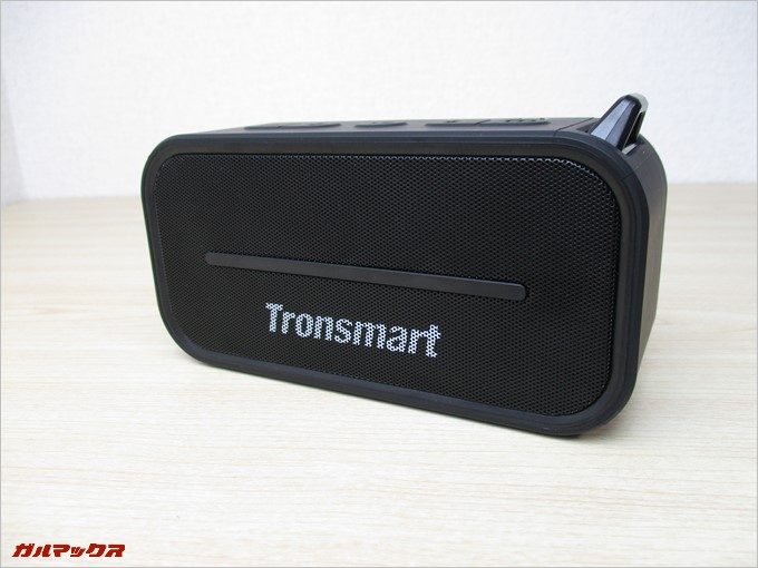 本体はブラックで周囲をラバーでコーティングしています。