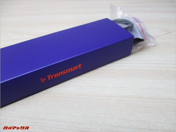 小さな箱にはアクセサリー類が入っています。