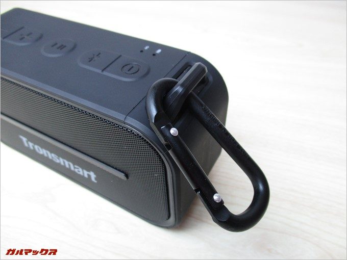 本体には金属製のストラップホールが本体右側に備わっています。