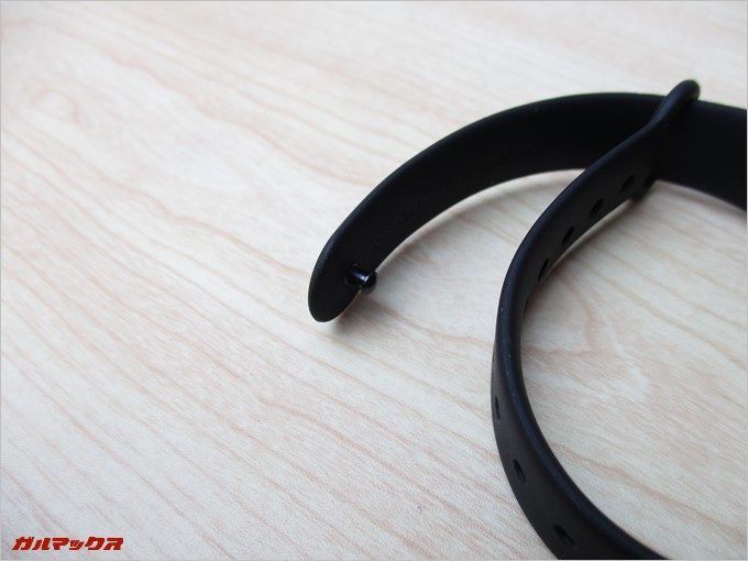 腕への固定はボタン形状のギボシ留めです。