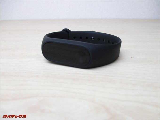 バンドの裏側から本体を挿し込みましょう。