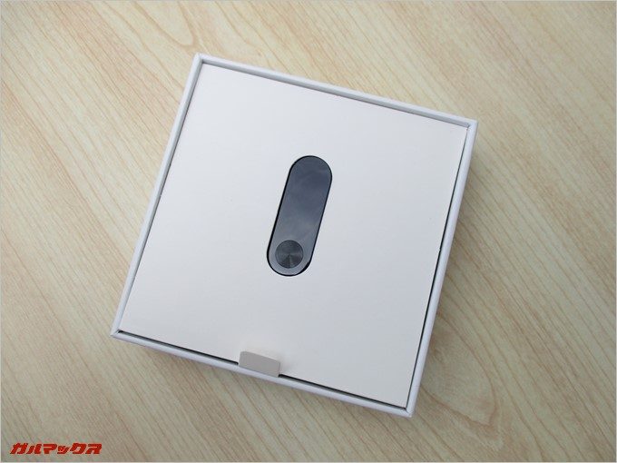 蓋を開けると本体が出てきます。落とさないように注意。