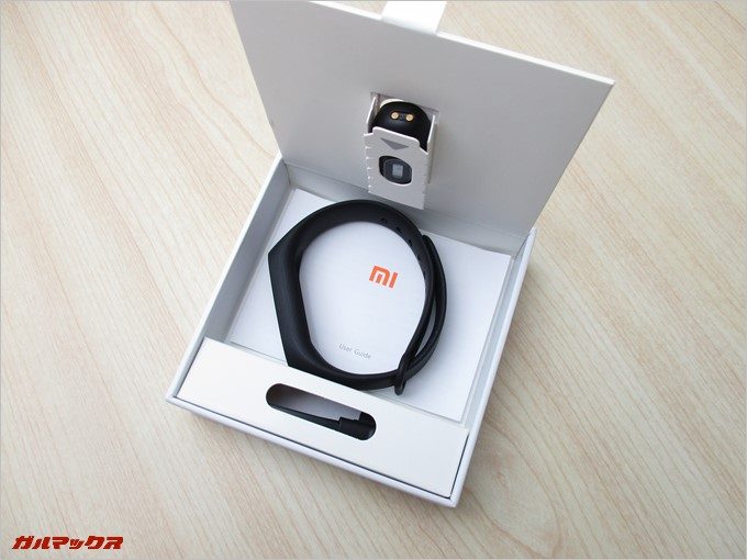 上蓋を引き起こすとバンドや説明書が入っています。