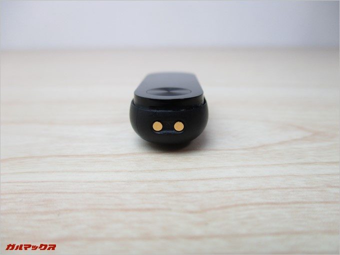 本体に充電端子が付いているので充電時は本体をバンドから外す必要があります。