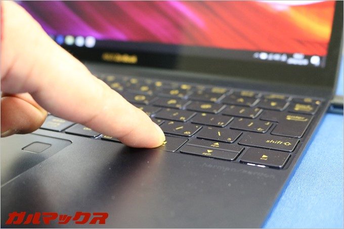 ZenBook3のキーボードストロークは非常に浅い。