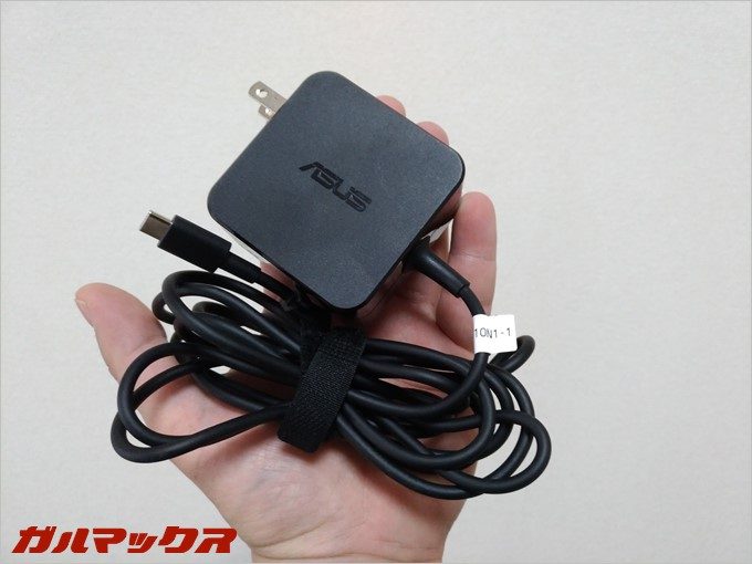 ZenBook 3に付属している充電器はコンパクト