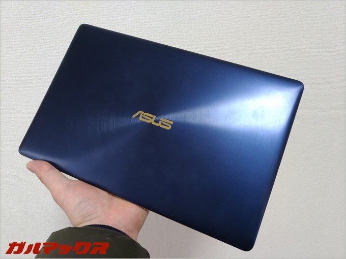 ZenBook 3は非常にコンパクトで驚くほど軽量です。