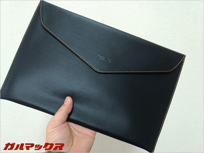 ZenBook 3には専用の保護スリーブが同梱されている。