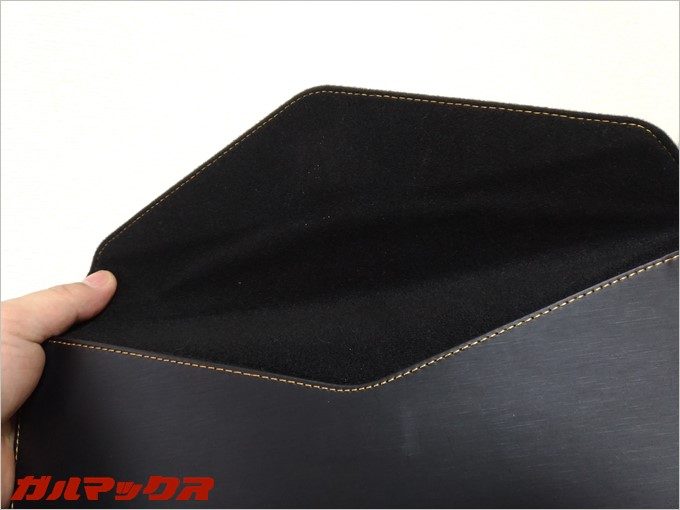 ZenBook 3に付属している保護スリーブは傷が付かないような保護毛加工が施されている