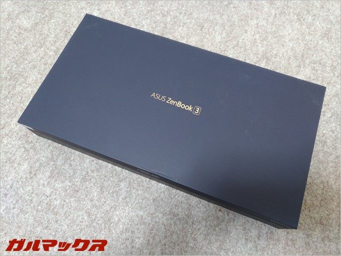 高級そうな箱に入っているZenBook 3。