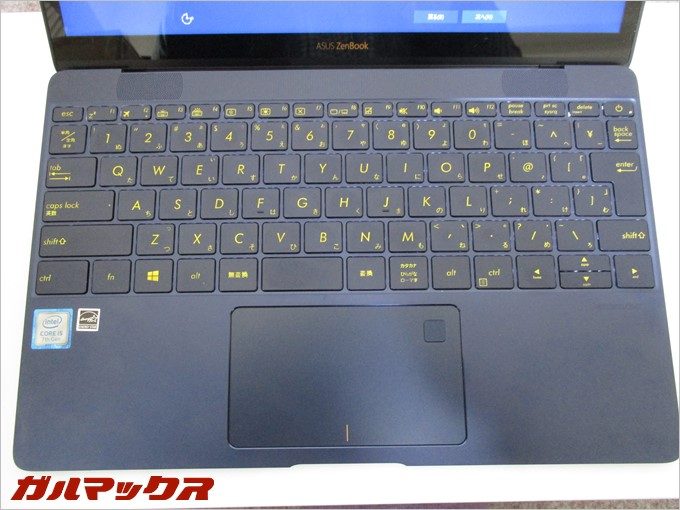 ZenBook 3は指紋認証ユニットがマウスパッドに埋め込まれている。