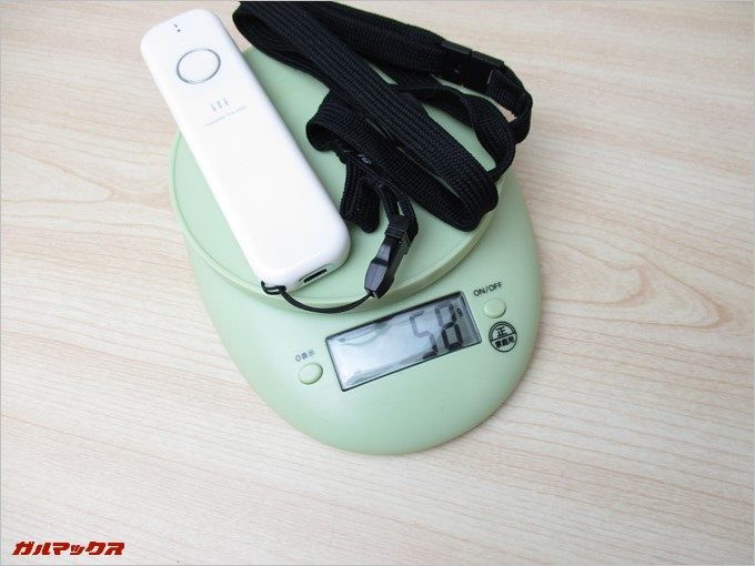 「ili(イリー)」の重量はネックストラップを含んで60g以下。