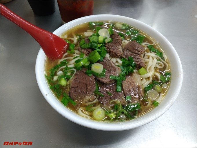 1番量が多いものを頼んだら出てきた特盛り牛肉麺。