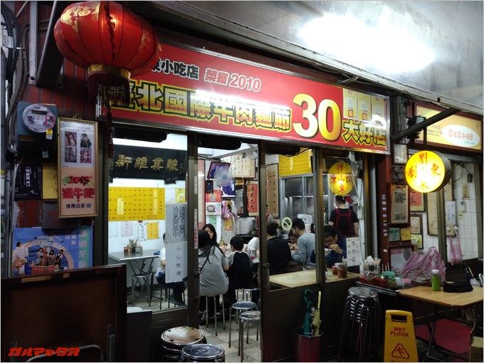 完全に現地人しかいないローカルな牛肉麺のお店