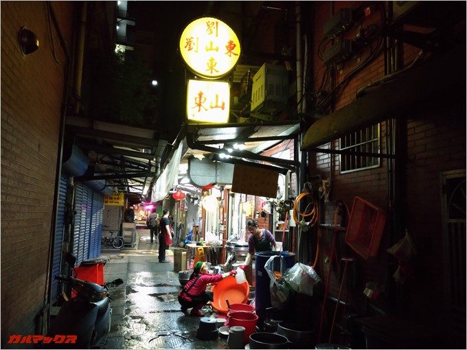 台北の裏路地で見つけた牛肉麺のお店。