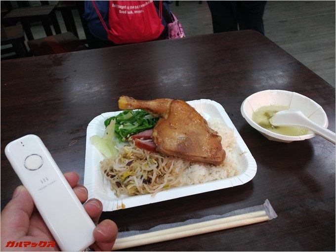 鶏もも肉がドドーンと乗ったローカルワンプレート飯はボリュームたっぷりで250円以下。