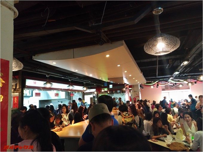 阜杭豆漿はフードコートでご飯が食べられますが、かなり混雑しています。