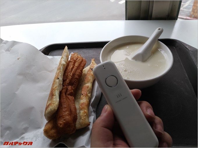 iliでオススメを頼んで出てきたのはお麩を揚げた物とパン、豆乳でした。