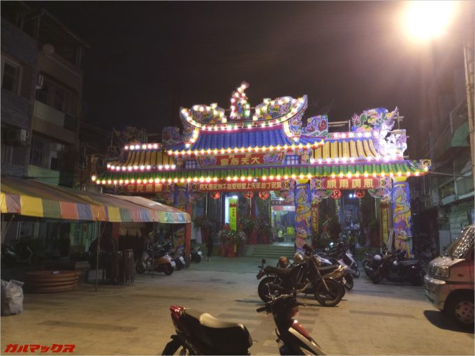 夜間撮影では光を受け止めすぎて白飛びするところがある