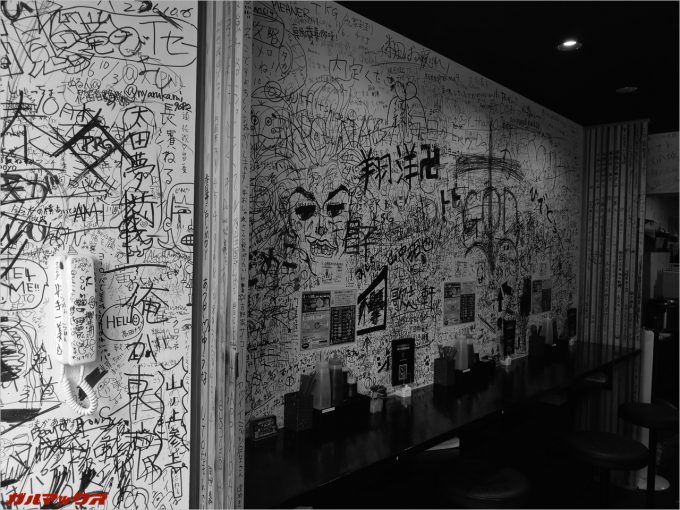 ラーメン屋の落書きをモノクロ撮影