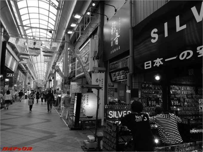 商店街をモノクロで撮影