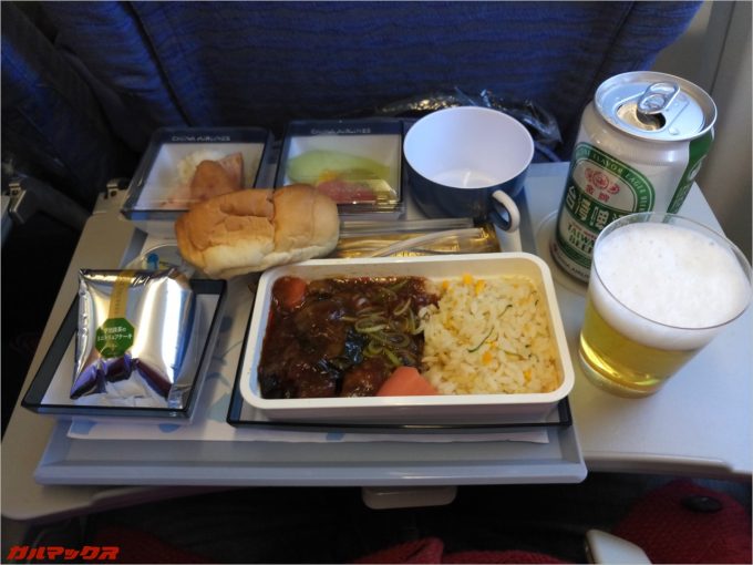 飛行機の機内食を撮影