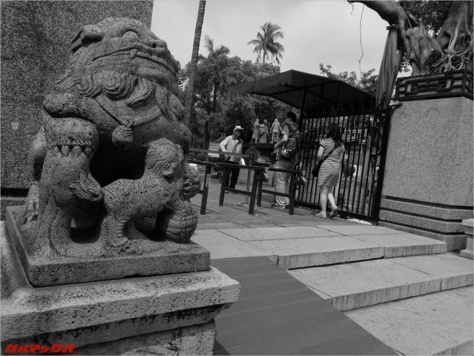 赤カン楼の入り口をモノクロ撮影