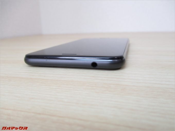 イヤホンジャックは本体の上部に搭載されています。