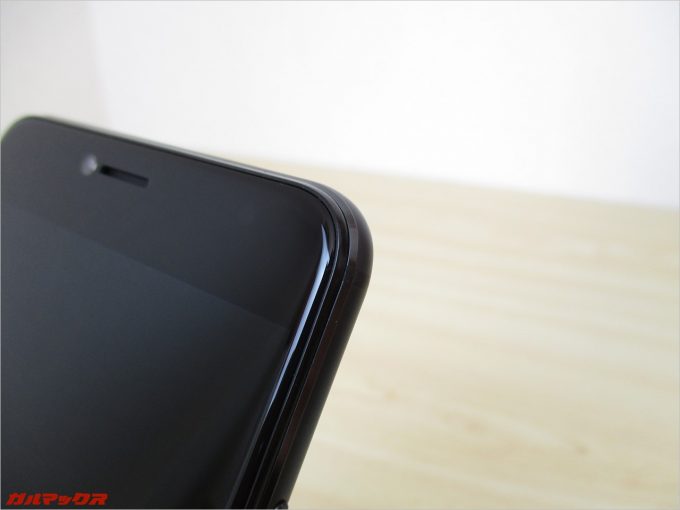 丸みを帯びたディスプレイガラスはサイドからのスワイプで手当たりが良いです。