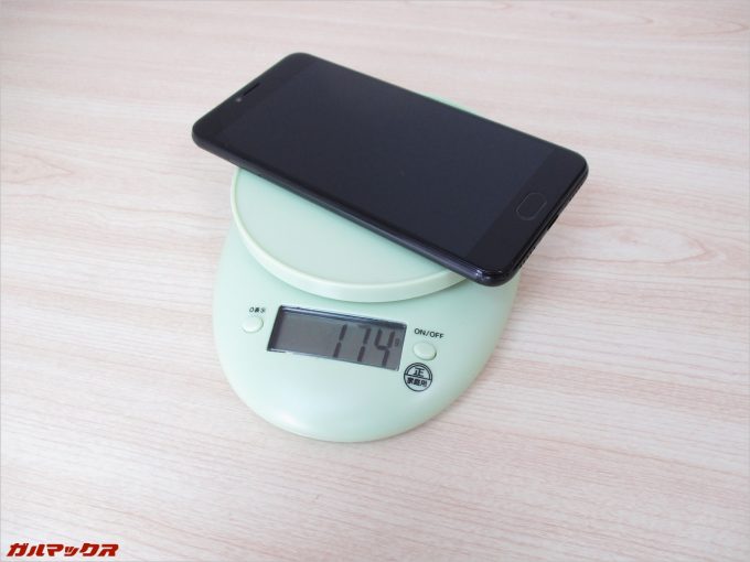 本体の重量は約174g。