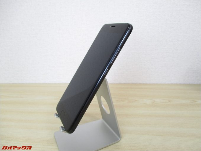 電源ボタンやボリュームボタンは本体右側面に搭載されています。