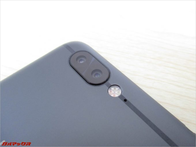 デュアルカメラは出っ張っていますがそれほど気になりません。