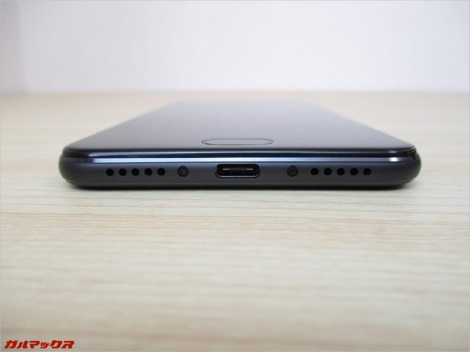 本体下部にはスピーカーとUSB Type-C端子を搭載