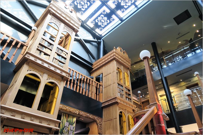 宮原眼科の内装は古い図書館のような印象。